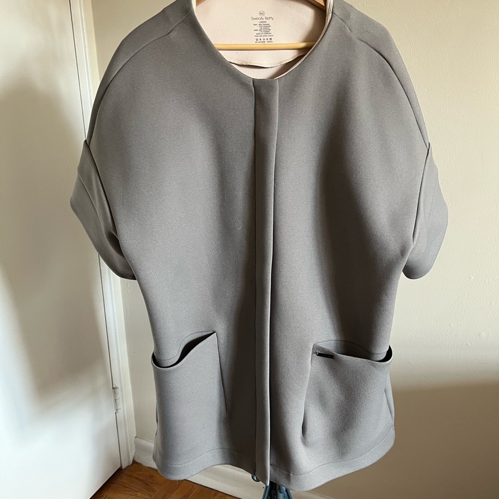Sweaty Betty dove grey tunic. Zip front double-faced with blush lining, M/L.